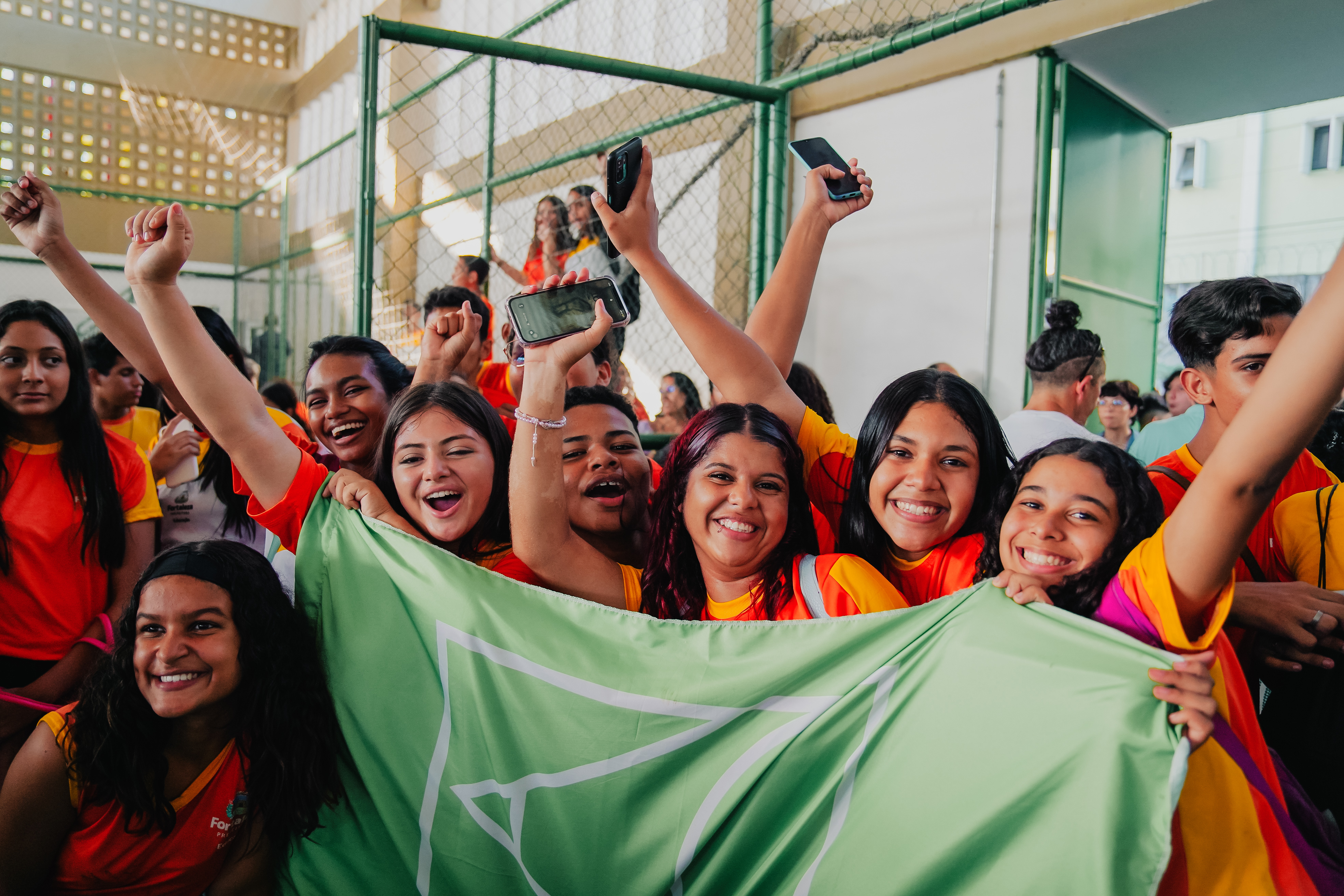 grupo de pessoas posa para a foto